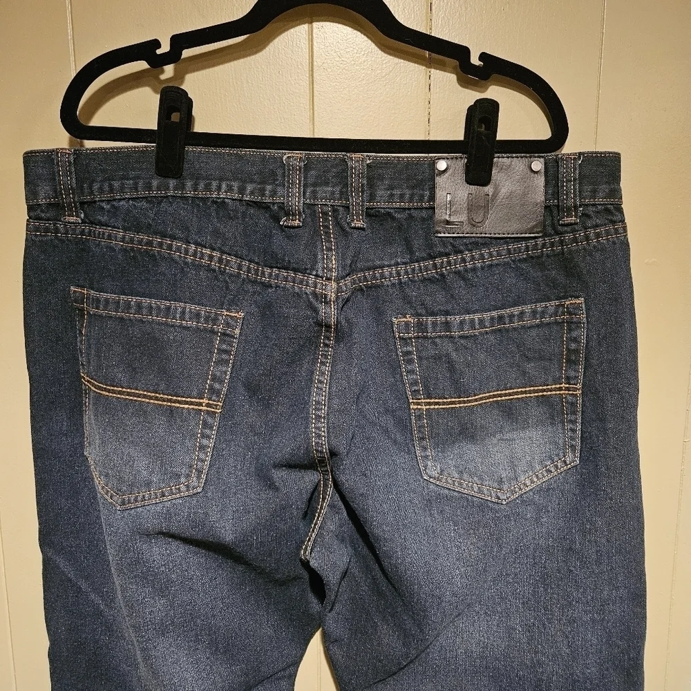 Linea Uomo Jeans, Mens. Size 40x30, Medium Wash, Relaxed Fit